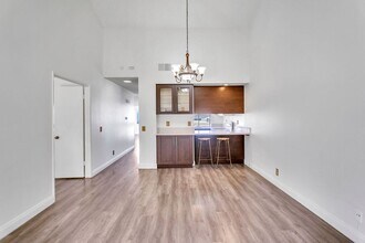 8878 Regents Rd in San Diego, CA - Building Photo - Building Photo