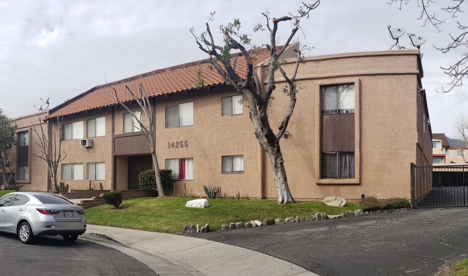 Tyler Apartments in Sylmar, CA - Foto de edificio