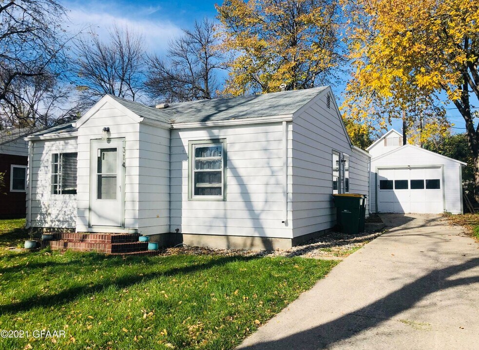 314 1st St NW in Mayville, ND - Building Photo