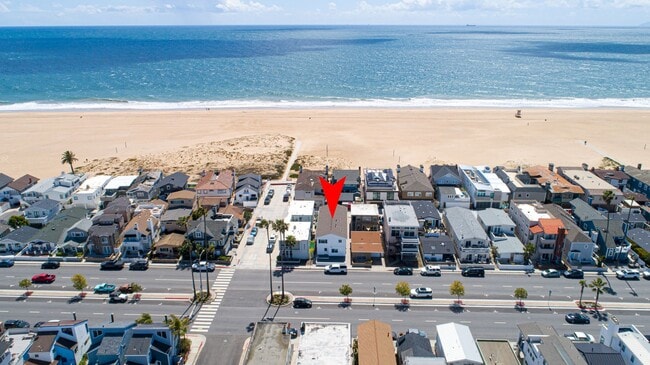 property at 905 W Balboa Blvd
