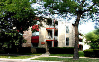 7455 N Ridge Blvd Apartments