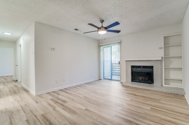 Falltree in Mesquite, TX - Foto de edificio - Building Photo