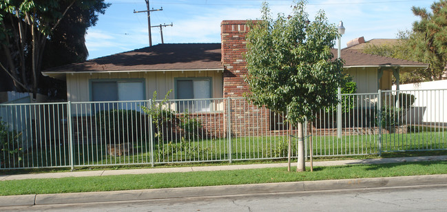 351 N Prospero Dr in Covina, CA - Foto de edificio - Building Photo