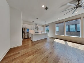 129 E Oscar Dr in Dallas, TX - Foto de edificio - Building Photo