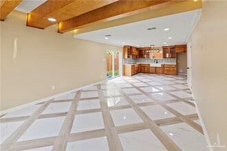 8 Karen Dr in Alton, TX - Foto de edificio - Building Photo