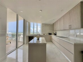 15901 Collins Ave, Unit 2406 in Sunny Isles Beach, FL - Foto de edificio - Building Photo