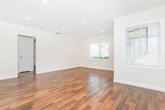 17425 Emelita St in Encino, CA - Building Photo - Building Photo