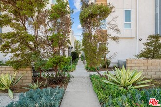 5637 W Observation Ln in Los Angeles, CA - Building Photo - Building Photo