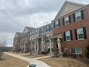 285 Lakeshore Dr in Oswego, IL - Building Photo - Building Photo