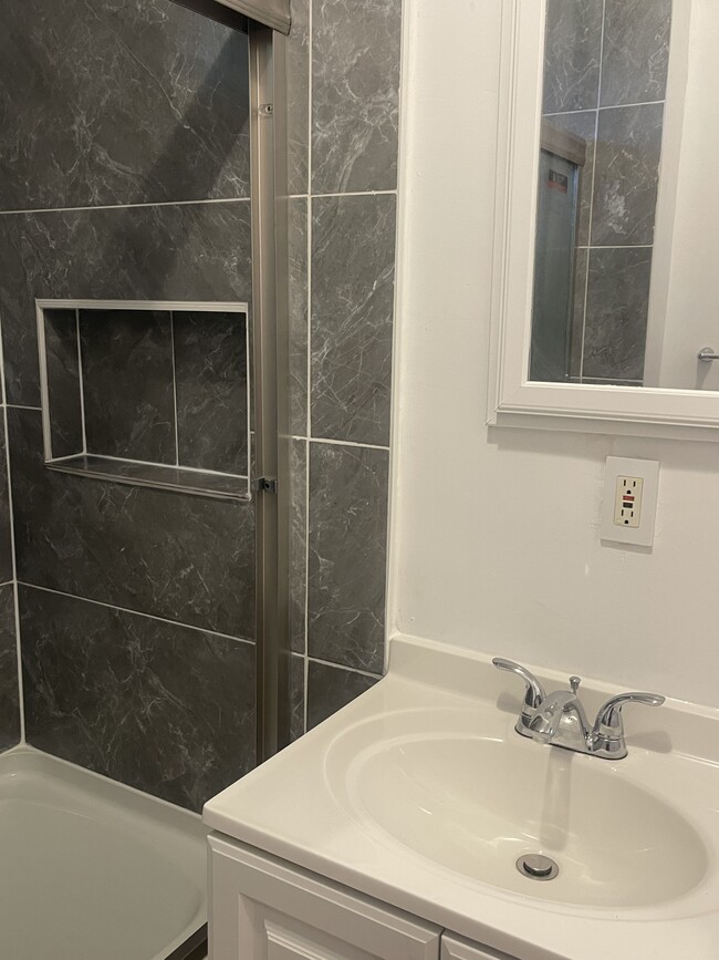 1118 N Norman Ct, Unit 1 in Long Beach, CA - Foto de edificio - Building Photo