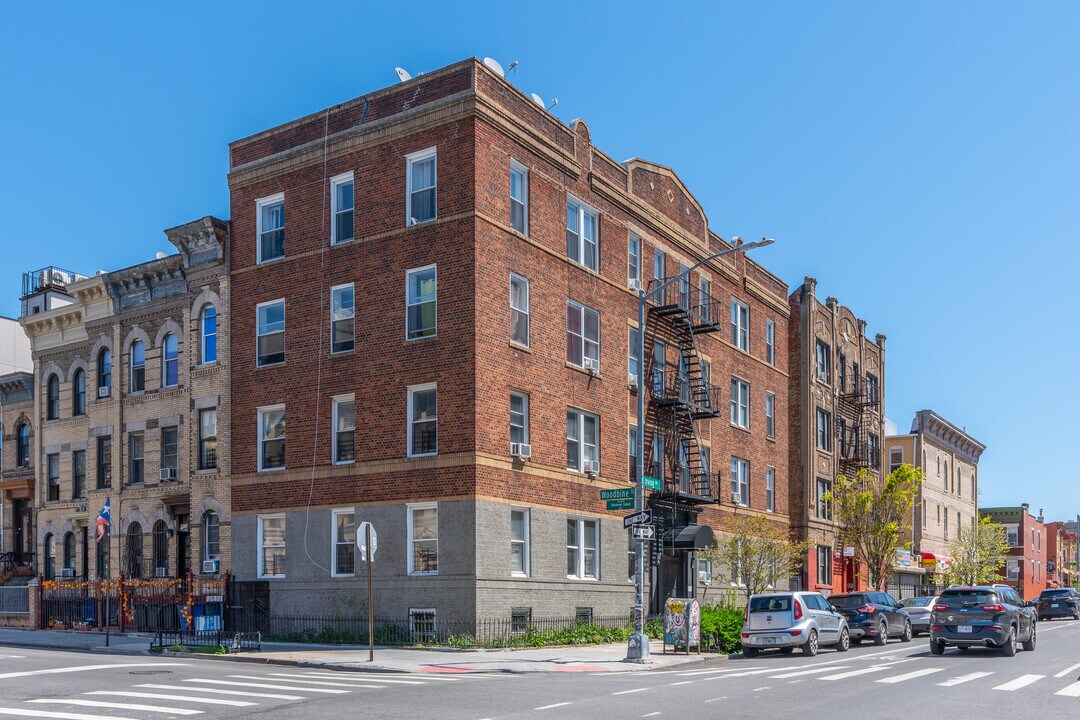 371 Irving Ave in Brooklyn, NY - Building Photo