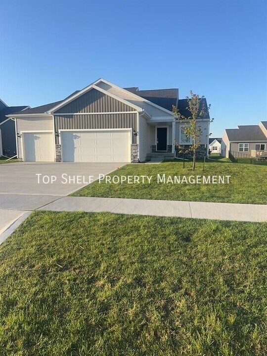 1120 Northview Dr in Waukee, IA - Foto de edificio