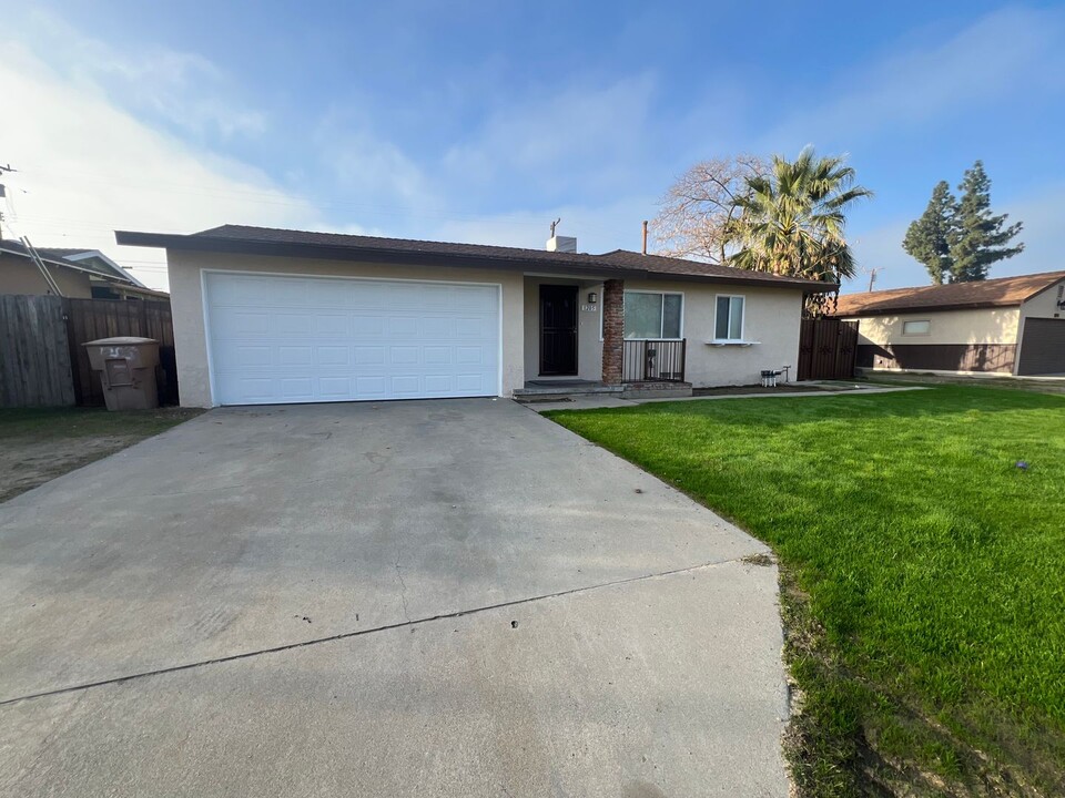 1205 Lindsay Dr in Bakersfield, CA - Building Photo