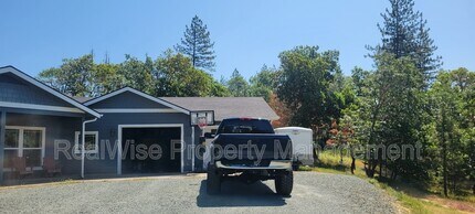 235 Needlewood Dr in Grants Pass, OR - Building Photo - Building Photo