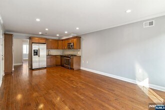 11 Washington Pl, Unit 102 in Cliffside Park, NJ - Foto de edificio - Building Photo