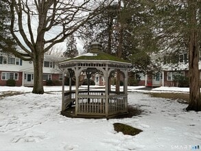26 College St in Clinton, CT - Foto de edificio - Building Photo