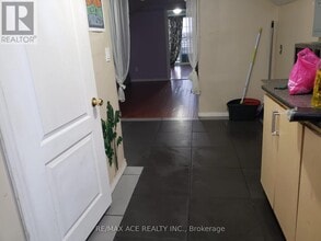 7098 Goreway Dr in Mississauga, ON - Building Photo - Building Photo