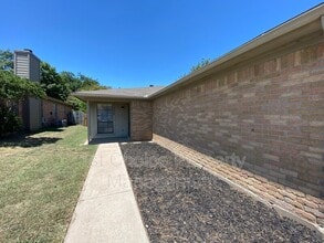 1118 Landsdale Ln in Fort Worth, TX - Foto de edificio - Building Photo