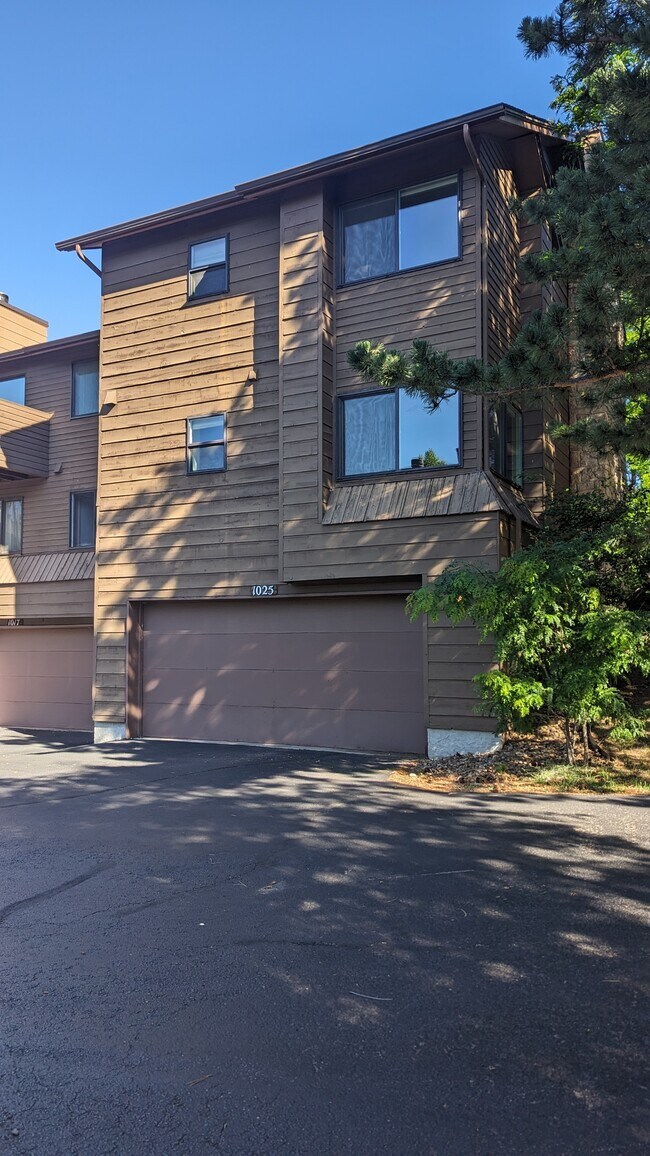 1025 Moorings Dr