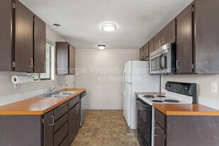 911 E Bridgeport Ave in Spokane, WA - Building Photo