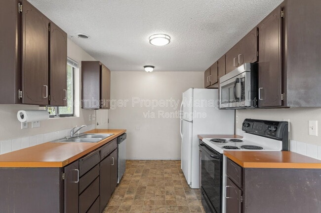 property at 911 E Bridgeport Ave