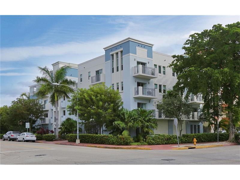 1040 10th St, Unit 204 in Miami Beach, FL - Building Photo