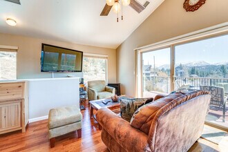 799 Lookout Point Cir in South Lake Tahoe, CA - Building Photo - Building Photo