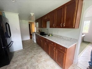 323 Highland Ave in Mullens, WV - Foto de edificio - Building Photo