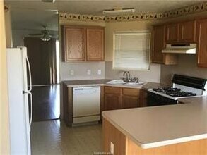 3740 Marielene Cir in College Station, TX - Foto de edificio - Building Photo