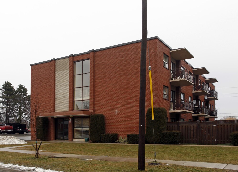 5 Leslie St in Brampton, ON - Building Photo