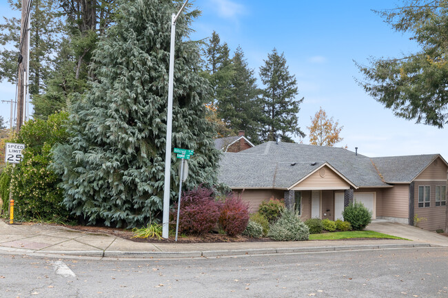 790 Hillcrest Dr NW in Salem, OR - Foto de edificio - Building Photo