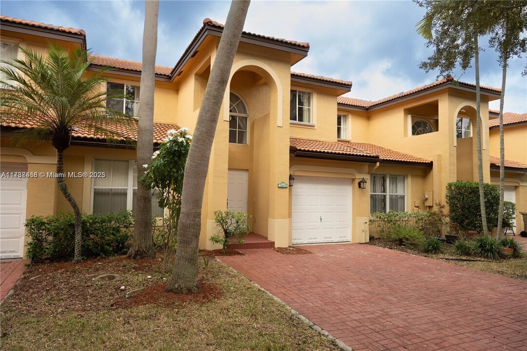 13973 N Forest Oak Cir in Davie, FL - Building Photo