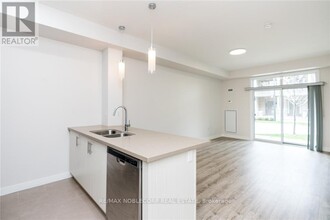 35-135 Southshore Cres in Hamilton, ON - Building Photo - Building Photo