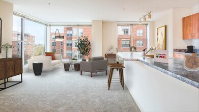 70 Hope Ave in Waltham, MA - Foto de edificio - Building Photo