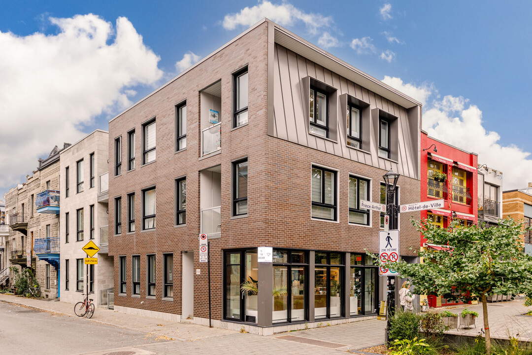 154 Prince-Arthur Rue E in Montréal, QC - Building Photo