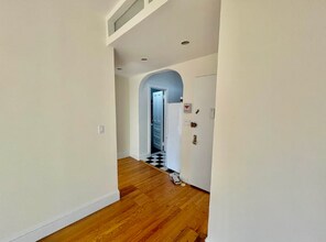22 W 68th St in New York, NY - Building Photo - Building Photo