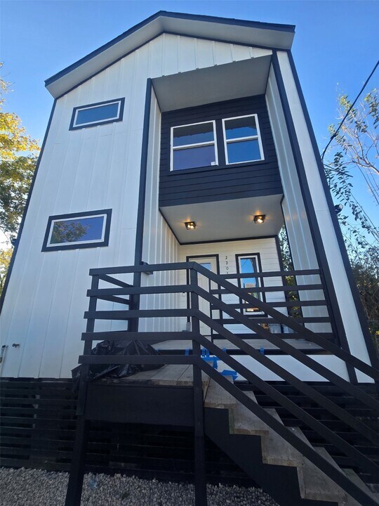 2207 Des Chaumes St in Houston, TX - Building Photo