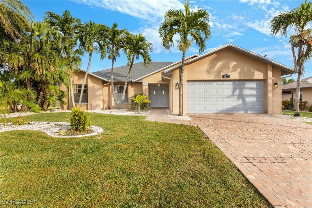 1327 SE 17th St in Cape Coral, FL - Foto de edificio