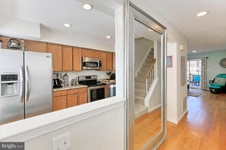 8492 Laurel Oak Dr in Springfield, VA - Building Photo - Building Photo