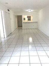 6055 W 19th Ave, Unit 218 in Hialeah, FL - Building Photo - Building Photo