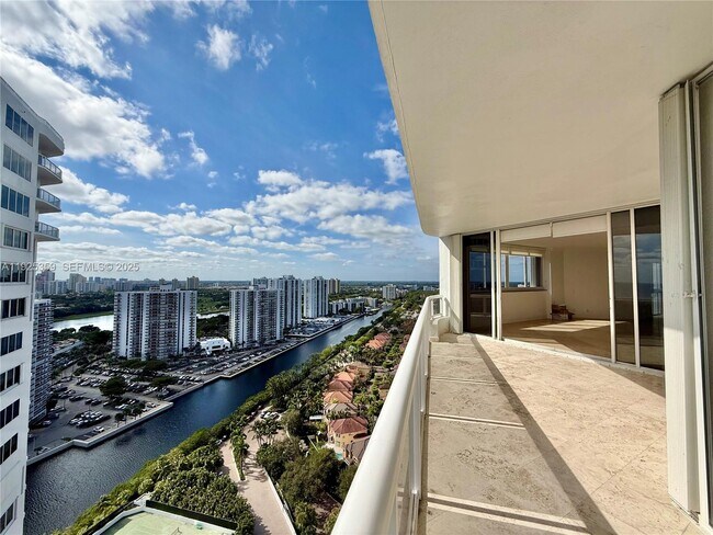 3801 NE 207th St in Miami, FL - Building Photo - Building Photo