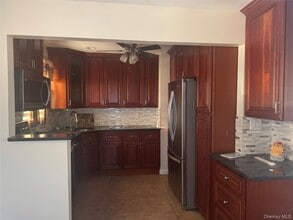 658 Wyngate Dr E in Valley Stream, NY - Building Photo - Building Photo