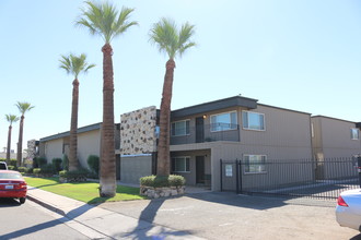 Coco Palms Apartments in El Centro, CA - Building Photo - Building Photo