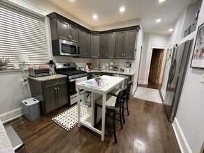 2117 W Berteau Ave, Unit 1F in Chicago, IL - Foto de edificio - Building Photo