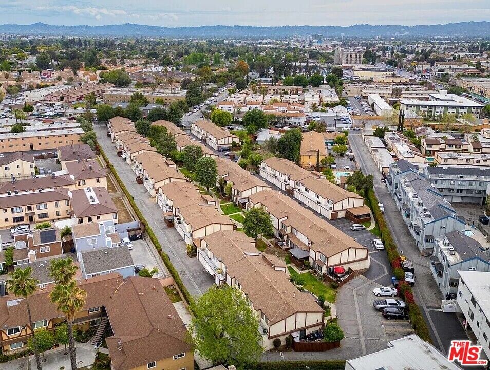 14501 Tupper St in Los Angeles, CA - Building Photo