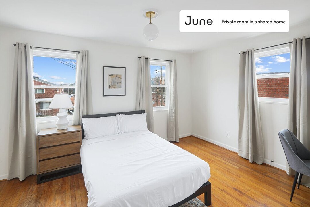 Private bedroom in 4 bed/2.5 bath Home in Washington, DC - Building Photo