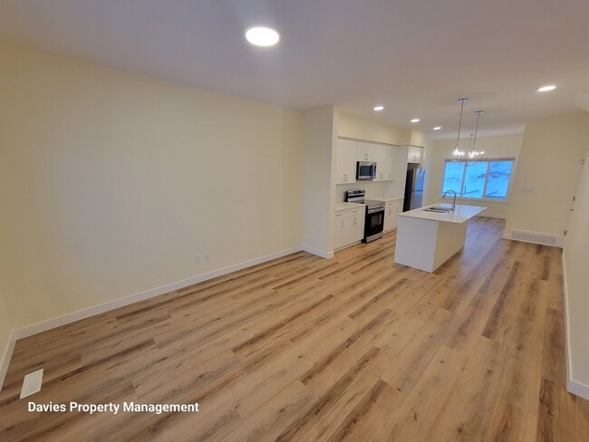 4582 Warbler Loop NW in Edmonton, AB - Building Photo - Building Photo