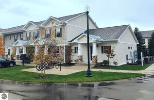 1542 Simsbury St in Traverse City, MI - Building Photo