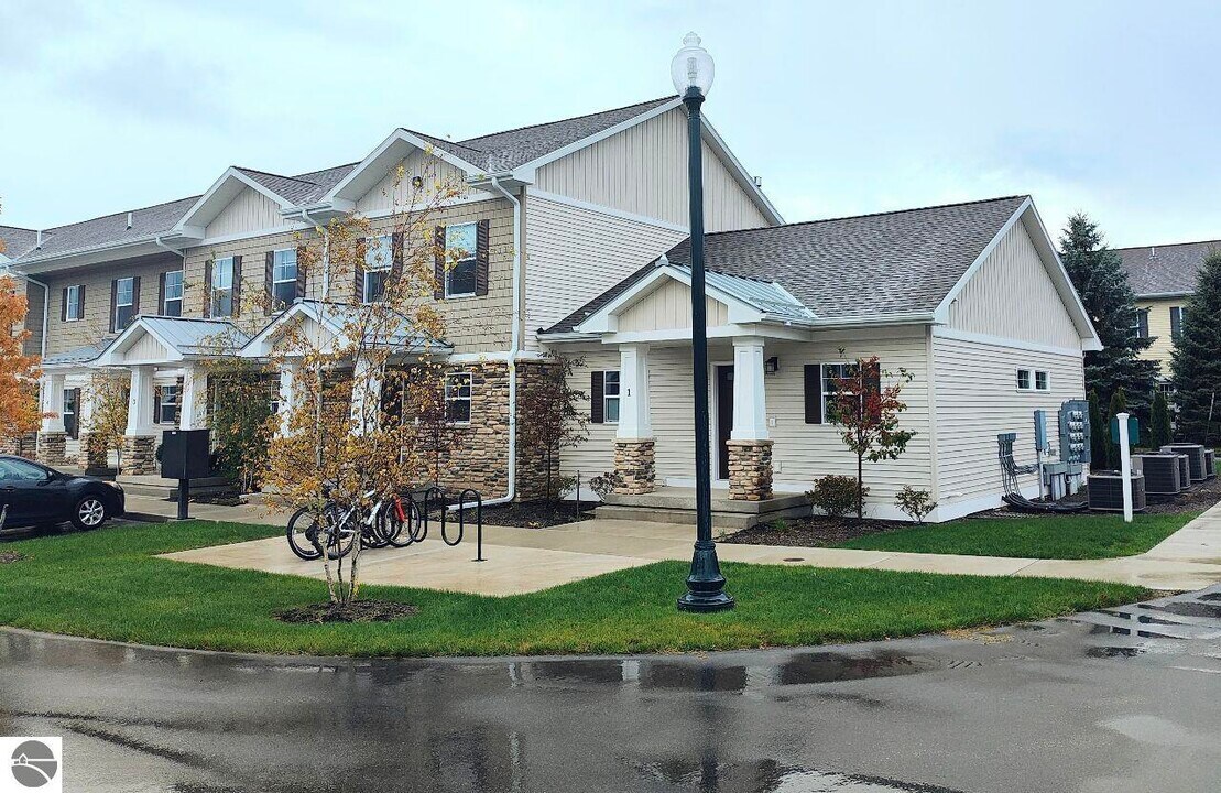 1542 Simsbury St in Traverse City, MI - Building Photo