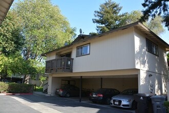 88 Flynn Ave, Unit D in Mountain View, CA - Foto de edificio - Building Photo